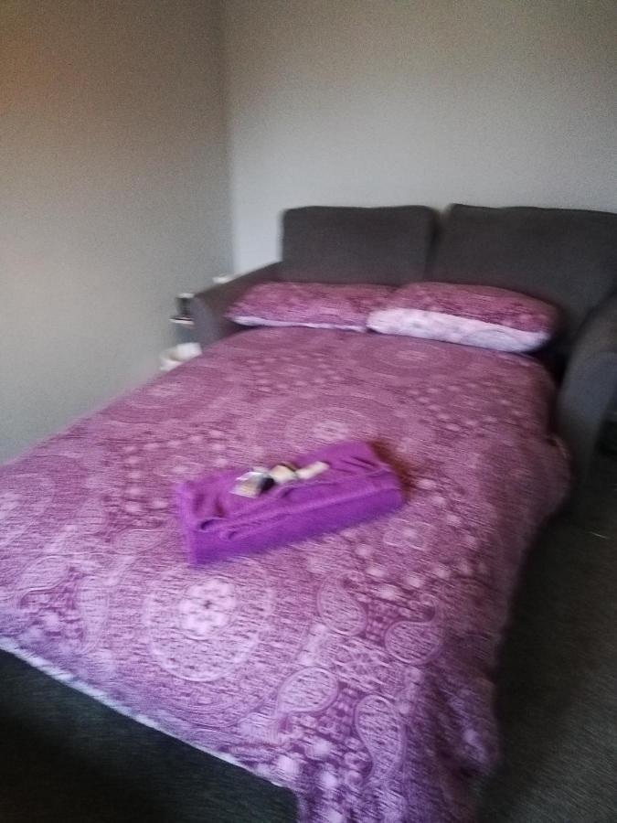 Little Cosy Cwtsh Hotel Pontyclun Ngoại thất bức ảnh