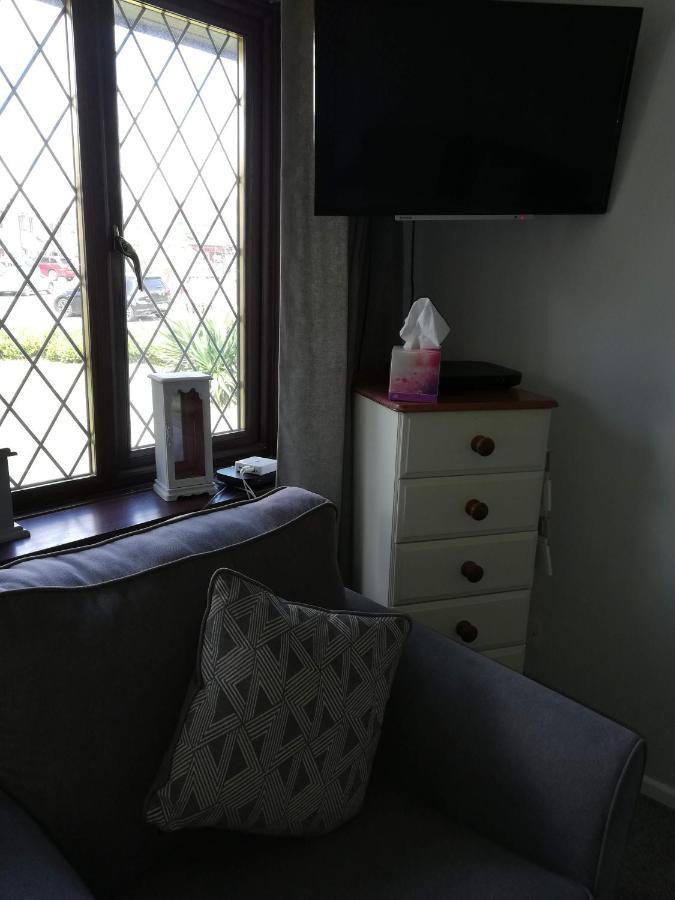 Little Cosy Cwtsh Hotel Pontyclun Ngoại thất bức ảnh