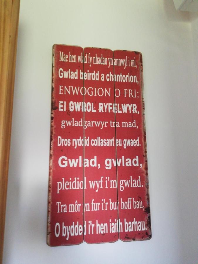 Little Cosy Cwtsh Hotel Pontyclun Ngoại thất bức ảnh